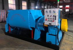 1500L捏合機(jī) 3臺(tái)裝車出廠